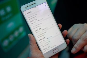 西安一轿车失控撞上公交站台