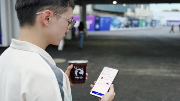 上海爷叔现身被大量股民围观