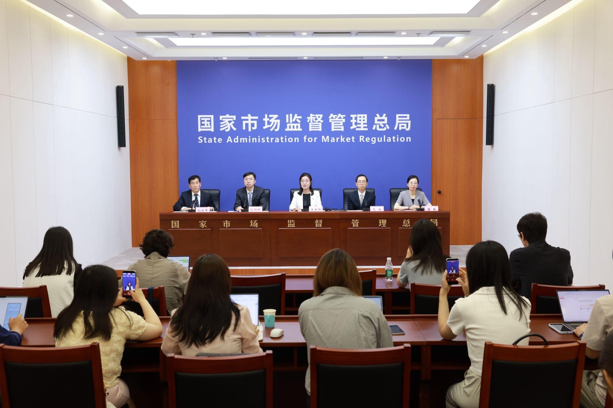 小伙捡到疑似手雷赶紧上交
