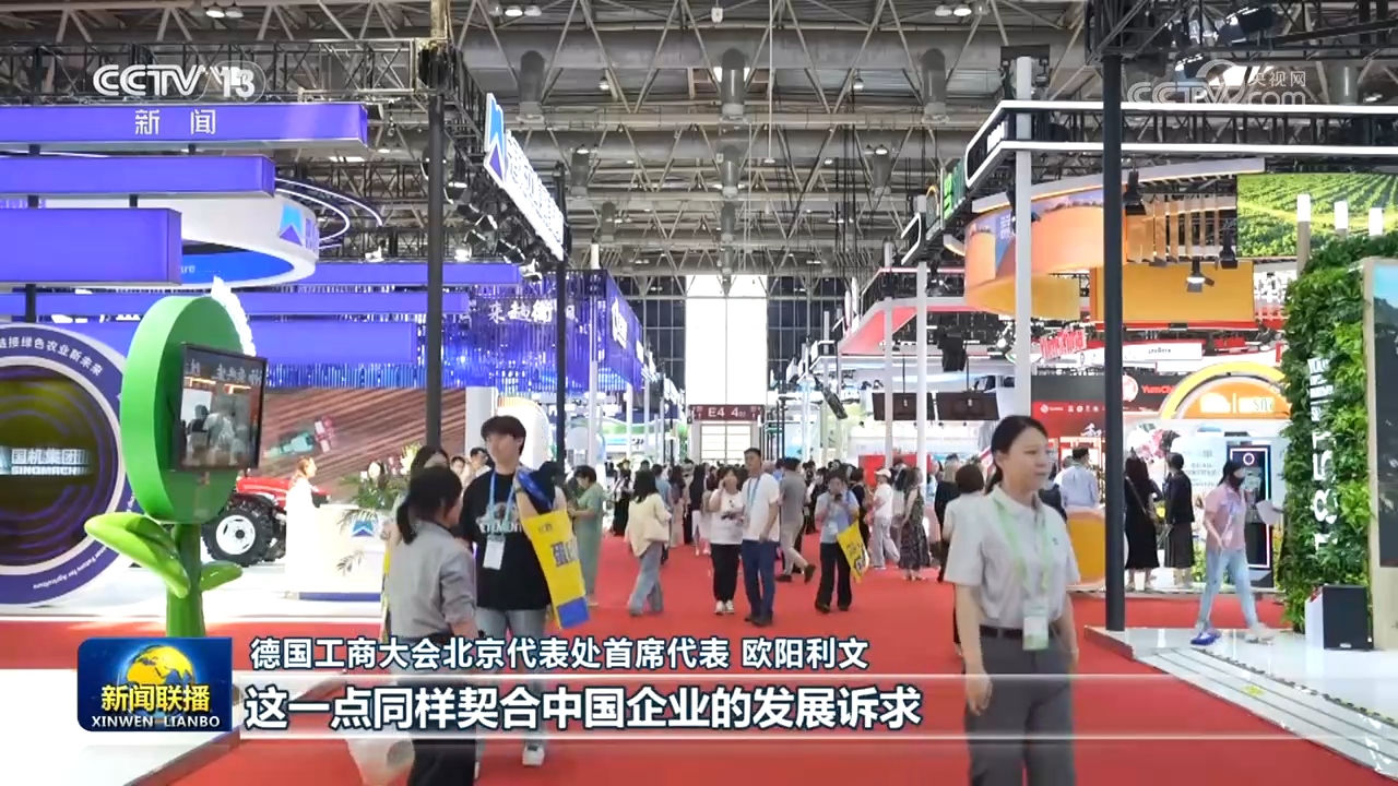 习近平等为受表彰的全国“两优一先”代表颁奖