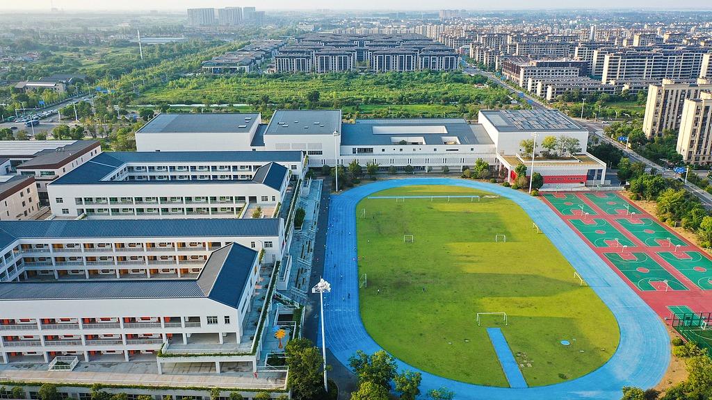 上海爷叔现身被大量股民围观